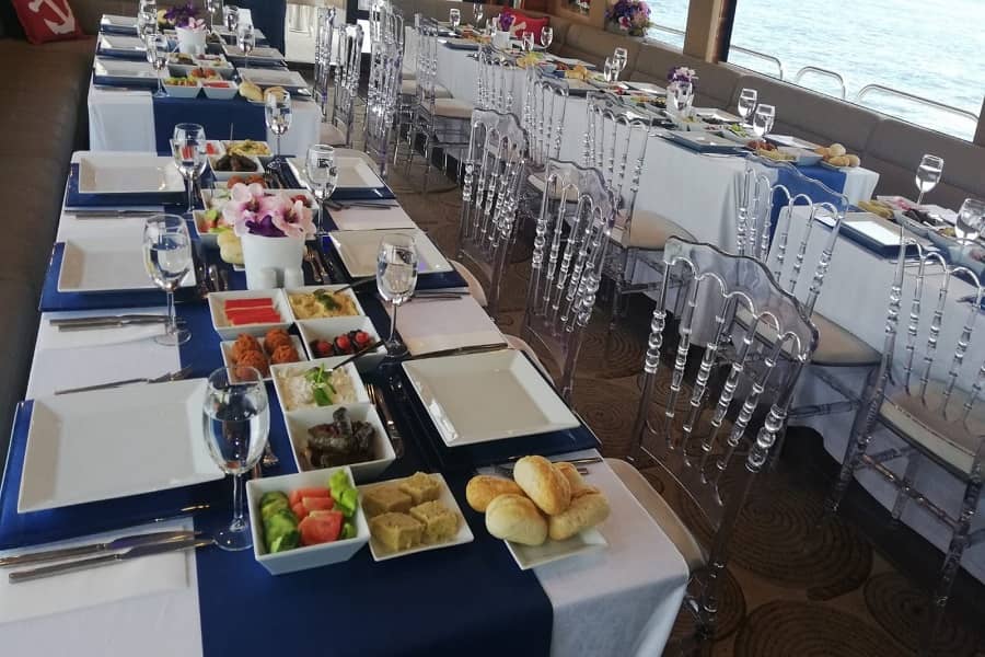 贅沢なistanbulヨットディナー