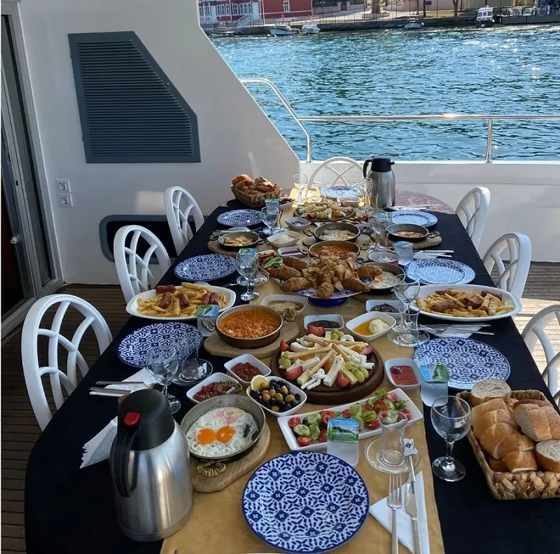 bosphorus-cruise-with-breakfast-on-yacht-Istanbul