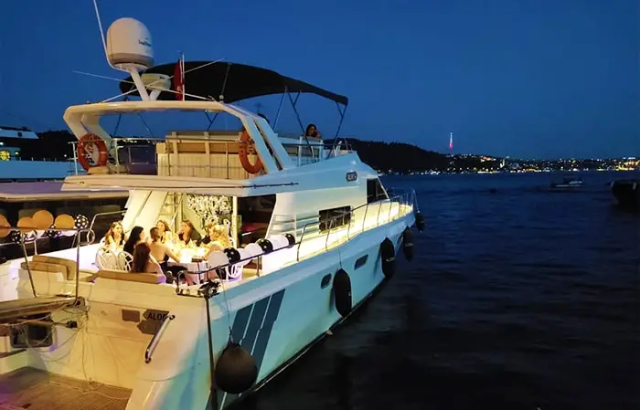 bosphorus-cruise-with-dinner-istanbul-yacht في مدينة إسطنبول