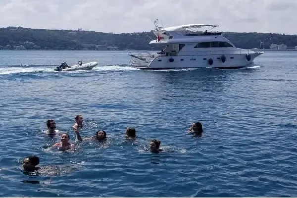 istanbul swimming tour by yacht