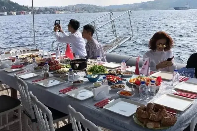 bosphorus-cruise-yacht-with-lunch