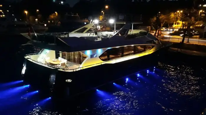 яхта для босфорного тура